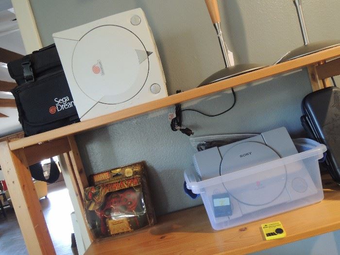 Sega Dreamcast. Sony Playstation (3).  Consoles and games