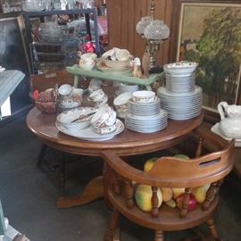 Round Pedestal Table
Oak Capitan Chairs
Beautiful Dish Set
Lamp
Wall Art