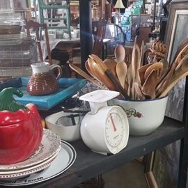 Kitchen Scale 
Wood Spoons
Chilli 
Dishes