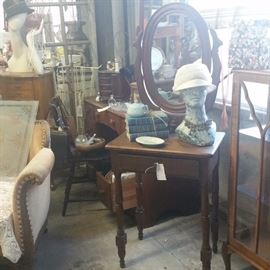 Small Vanity Table with Mirror