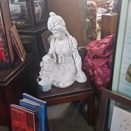 Porciline dtatue- Quan Yin - chinese god of mercy