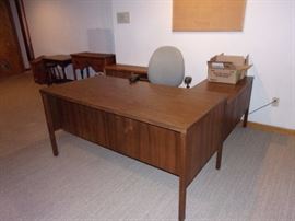 L - shape wood desk
