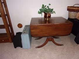 Drop leaf duncan style table