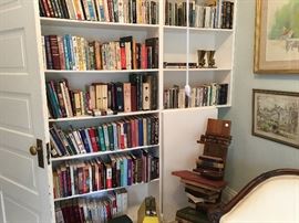 A  nice little library with very interesting books both modern and antique.