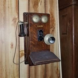 BAT:  Western Electric oak wall-mounted telephone with Kellogg mouthpiece.  Complete and original!  Circa 1900.