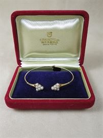 Delicate Mikimoto 18K yellow gold and pearl bracelet in presentation box.