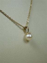8mm cultured pearl in 14K yellow gold pendant setting.