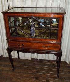 BAT:  Crossbanded mahogany vitrine on Queen Anne style stand.  English, circa 1915