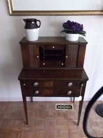 Beautiful vintage secretary, with beautiful wood and detail. This is a great functional piece in perfect condition, excellent choice for those which have space considerations