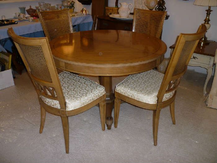 ROUND WOOD DINING TABLE W/2 LEAFS, 2 EXTRA LEGS & 4 CHAIRS
