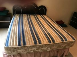 Queen size mattress - like new