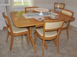 Huntington Chair Corp. Dining Set