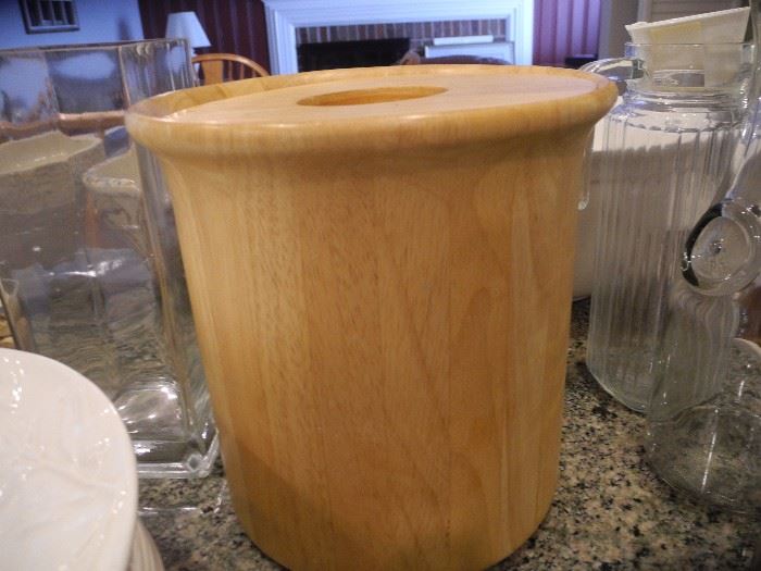 Sleek wooden ice bucket
