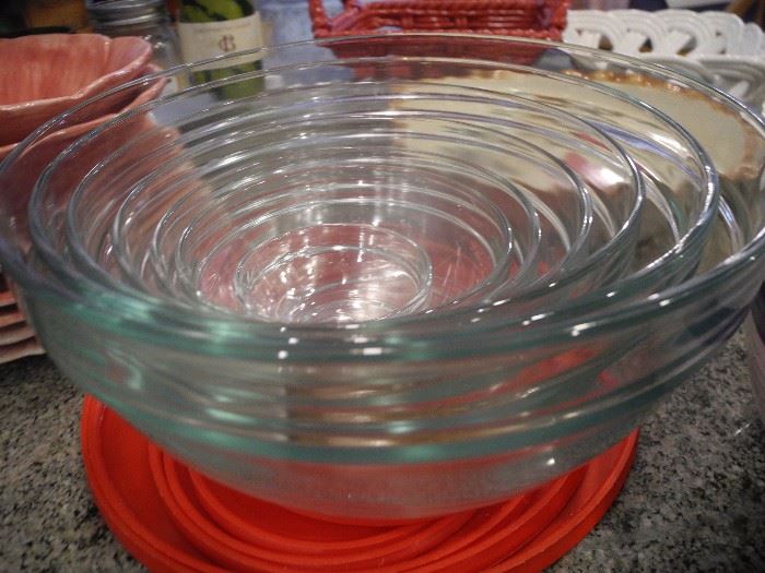 Nesting glass bowl set with lids