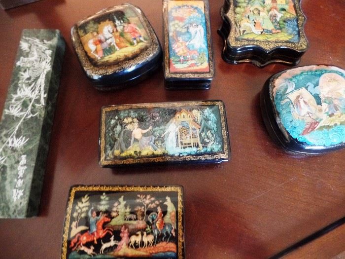 Closer view of the lacquer boxes