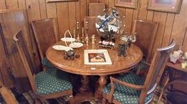 Beautiful dining set with 4 leaves.