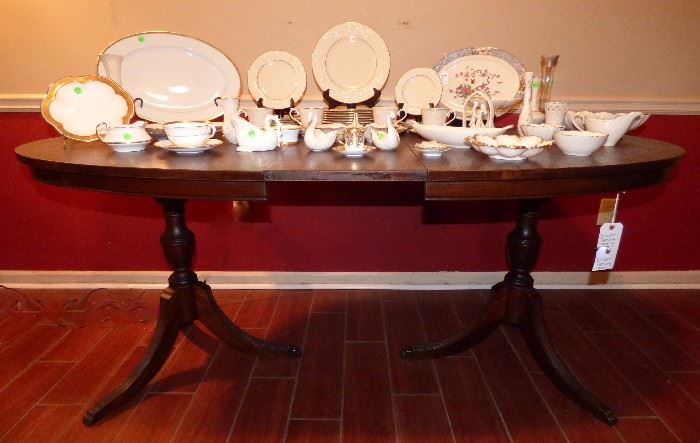 Double pedestal dining table with 1 leaf