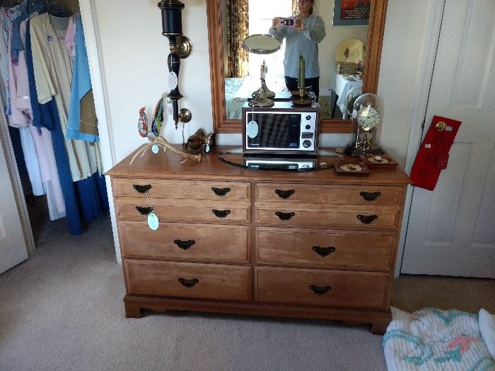Great dresser that goes with two other pieces!!