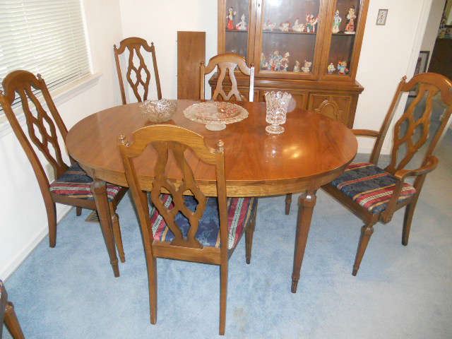 Dining table with leaf and 6 chairs