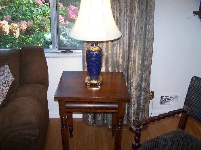 19TH C. ONE-DRAWER STAND & BLUE JAPANESE LAMP
