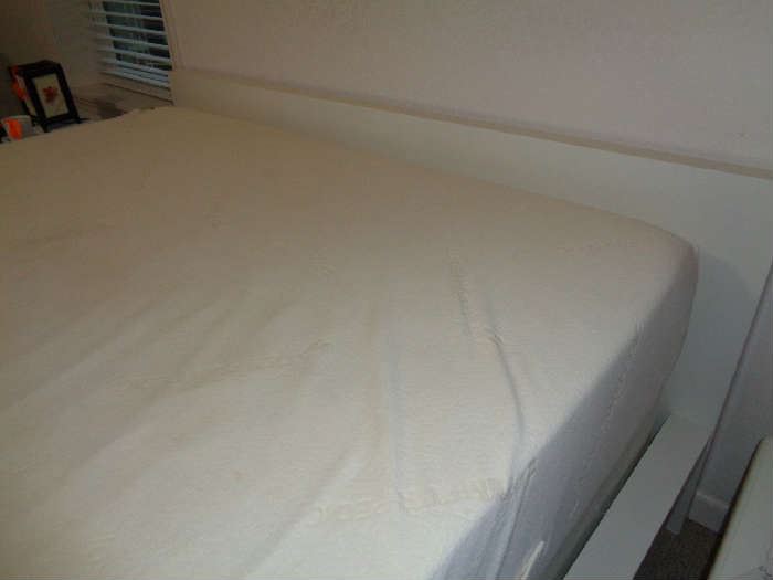 queen bed w/temperpedic mattress