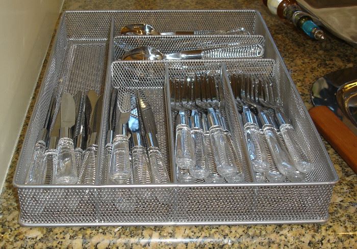 Stainless flatware set with tray