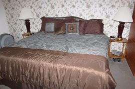 Bed, bedside tables, lamps