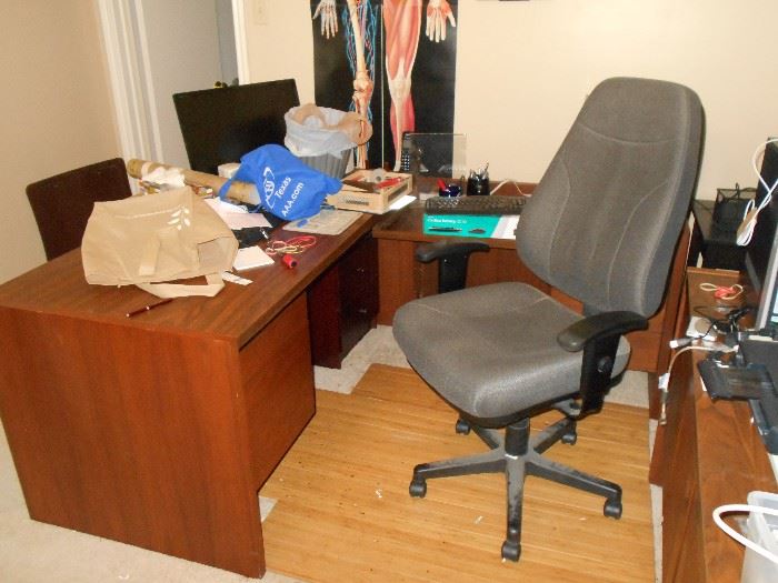 very nice desk and office chair