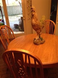 Round breakfast table (has 2 leaves) and 4 chairs