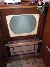 Wow! What a fabulous vintage TV cabinet!