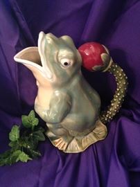 Darling frog pitcher/creamer