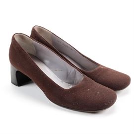 Gucci Brown Suede Pumps: A pair of Gucci brown suede pumps, in a size 7. These pumps feature brown suede uppers, rounded toes, leather insoles and 2.25" heels. They are marked to the undersides “Gucci, made in Italy, 7B.”