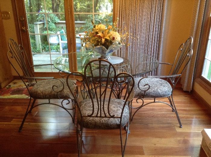 Round kitchen table and 4 chairs