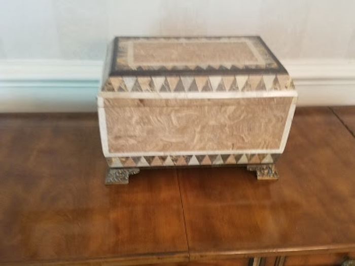 Marble inlaid box with lid