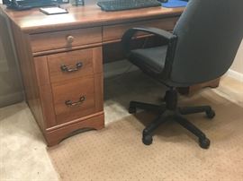 Lovely 5 drawer desk.