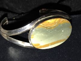 Cuff bracelet with natural stone 