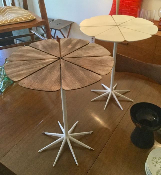 Richard Schultz for Knoll Petal tables. Small chip on one petal on the (brown) wood top. Overall very good, vintage condition! 