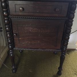 Mahogany chest of drawers with turned legs - 1920's circa