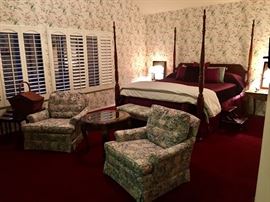 Henredon king size four poster cherry
Mahogany bed with like brand new Serta mattress - pair of downfilled easy/bedroom/living room chairs 