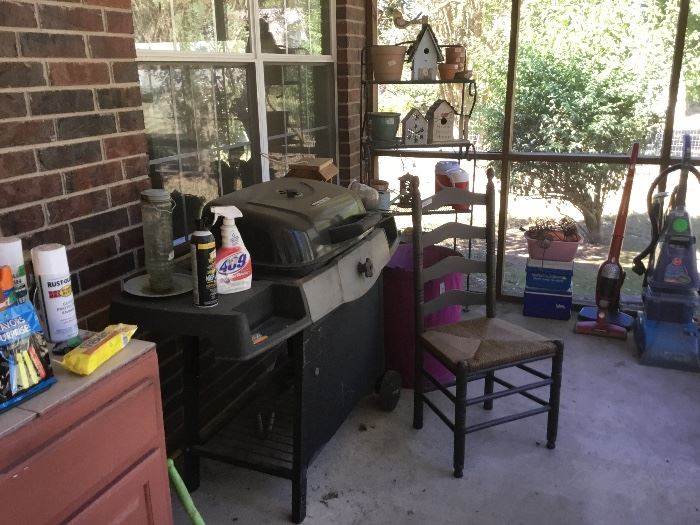 Screen porch - Charcoal grill