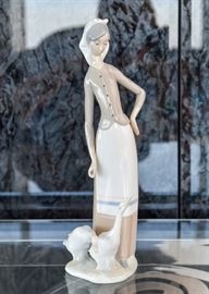Lladro Figurine (Lady Feeding Ducks)