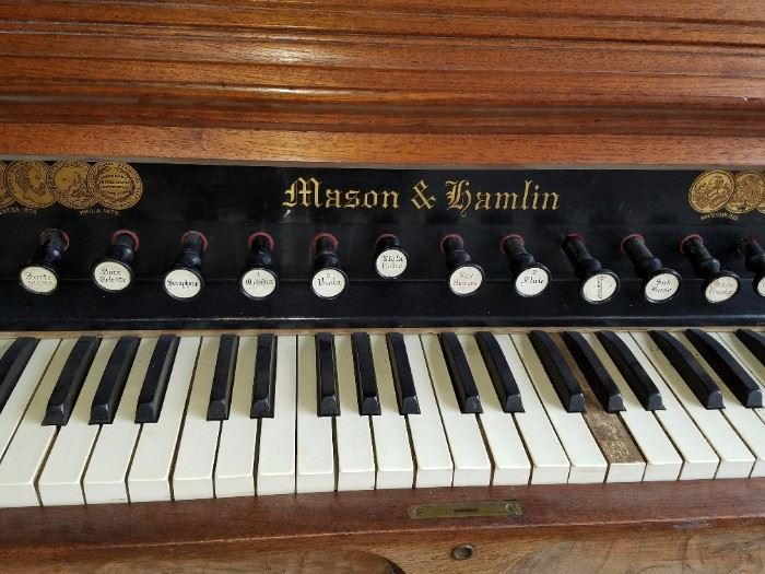Best offer takes it away! Mason and Hamlin Antique Organ