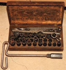 ANTIQUED WRENCH SET