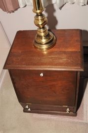 ANTIQUE STYLE END TABLE