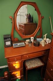 MAPLE BEDROOM SET: VANITY