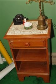 MAPLE BEDROOM SET: BEDSIDE STAND