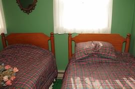 MAPLE BEDROOM SET: TWIN BEDS