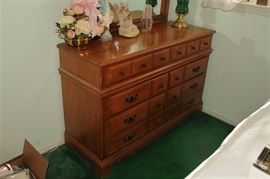 MAPLE BED ROOM SET; DRESSER WITH MIRROR