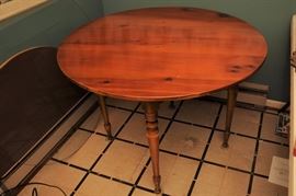 PINE ROUND KITCHEN TABLE