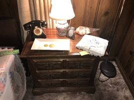 Vintage Sayerbrook Manor Solid Maple Bedroom Set ~ Triple Dresser With Mirror, Chest Of Drawers And Nightstands